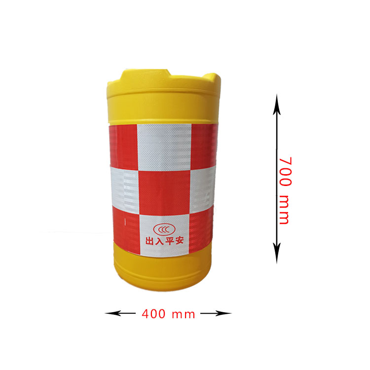 四川水马围挡生产厂家阐述吹塑防撞桶的特点